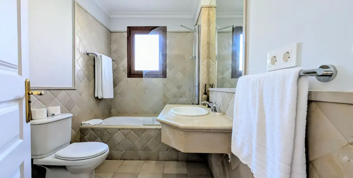 Продажа дома на две семьи в El Paraiso 33