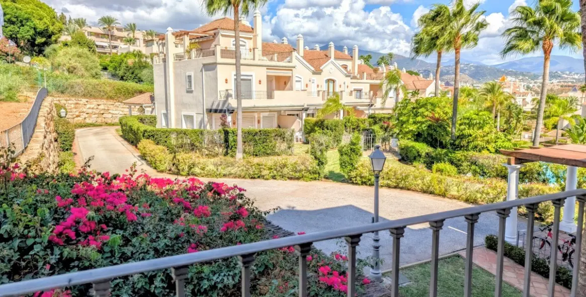 Продажа дома на две семьи в El Paraiso 37