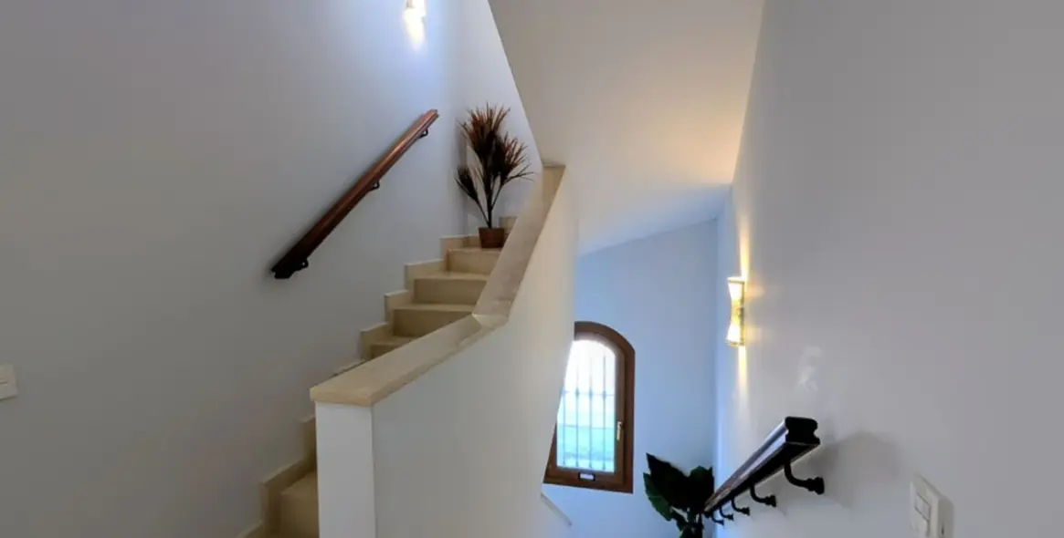 Продажа дома на две семьи в El Paraiso 38