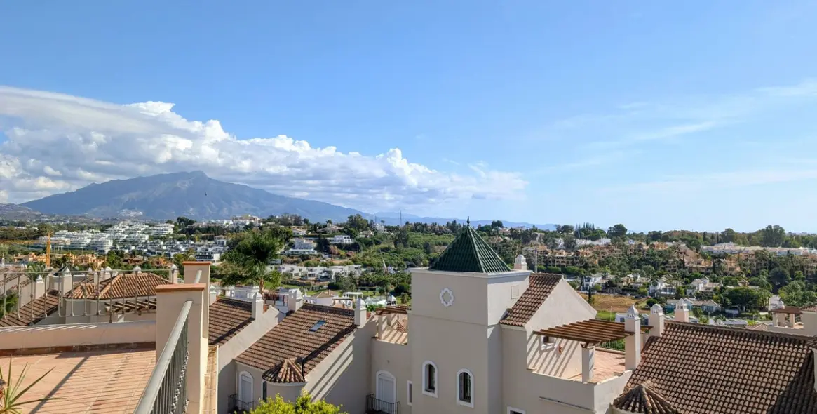 Продажа дома на две семьи в El Paraiso 43