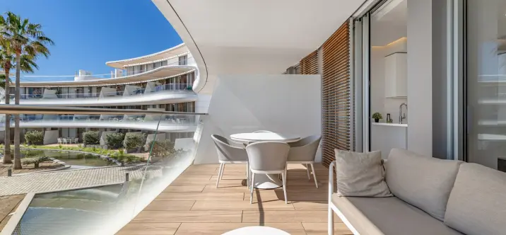 Venta de apartamento en planta media en Estepona 1