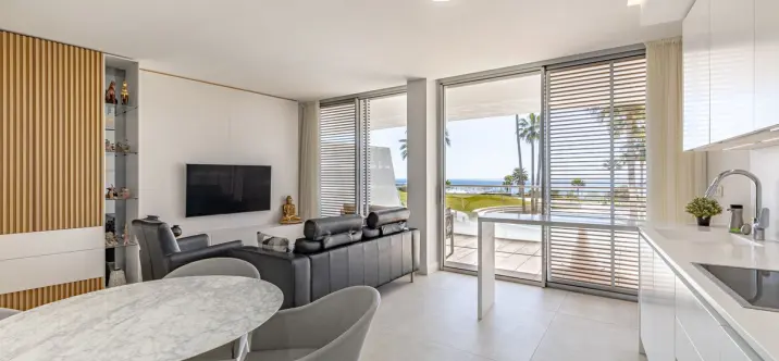 Venta de apartamento en planta media en Estepona 2