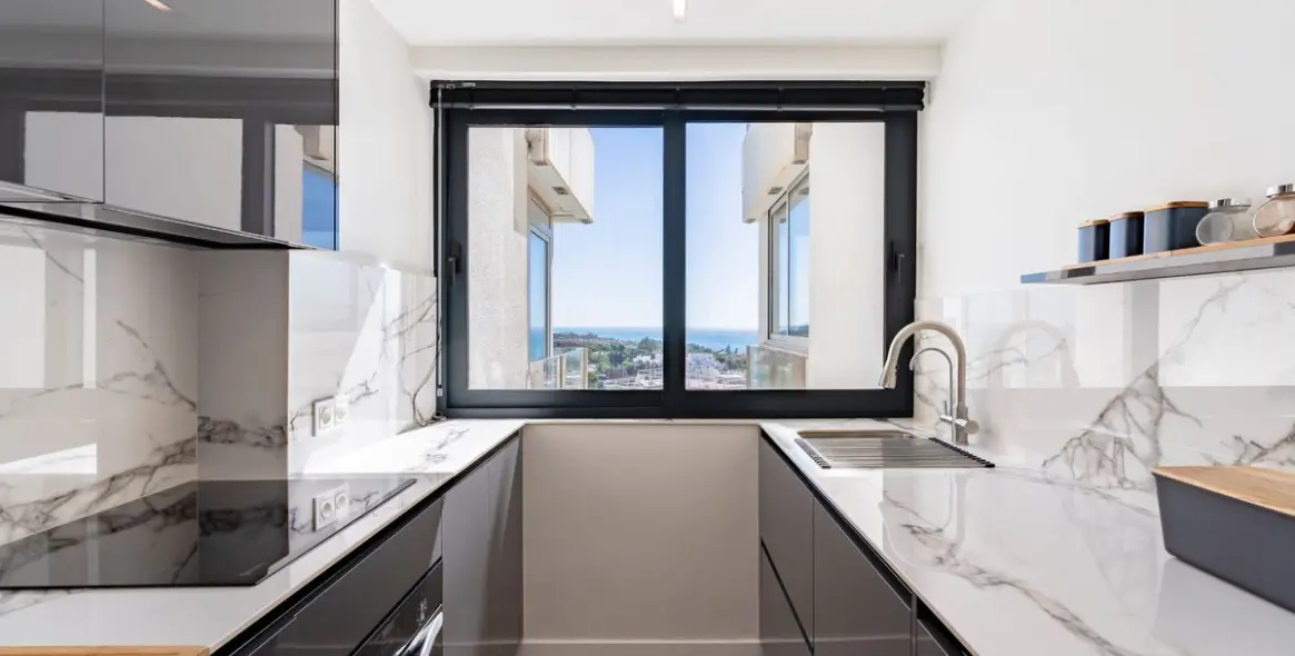 Venta de apartamento en planta media en Torre Real 10