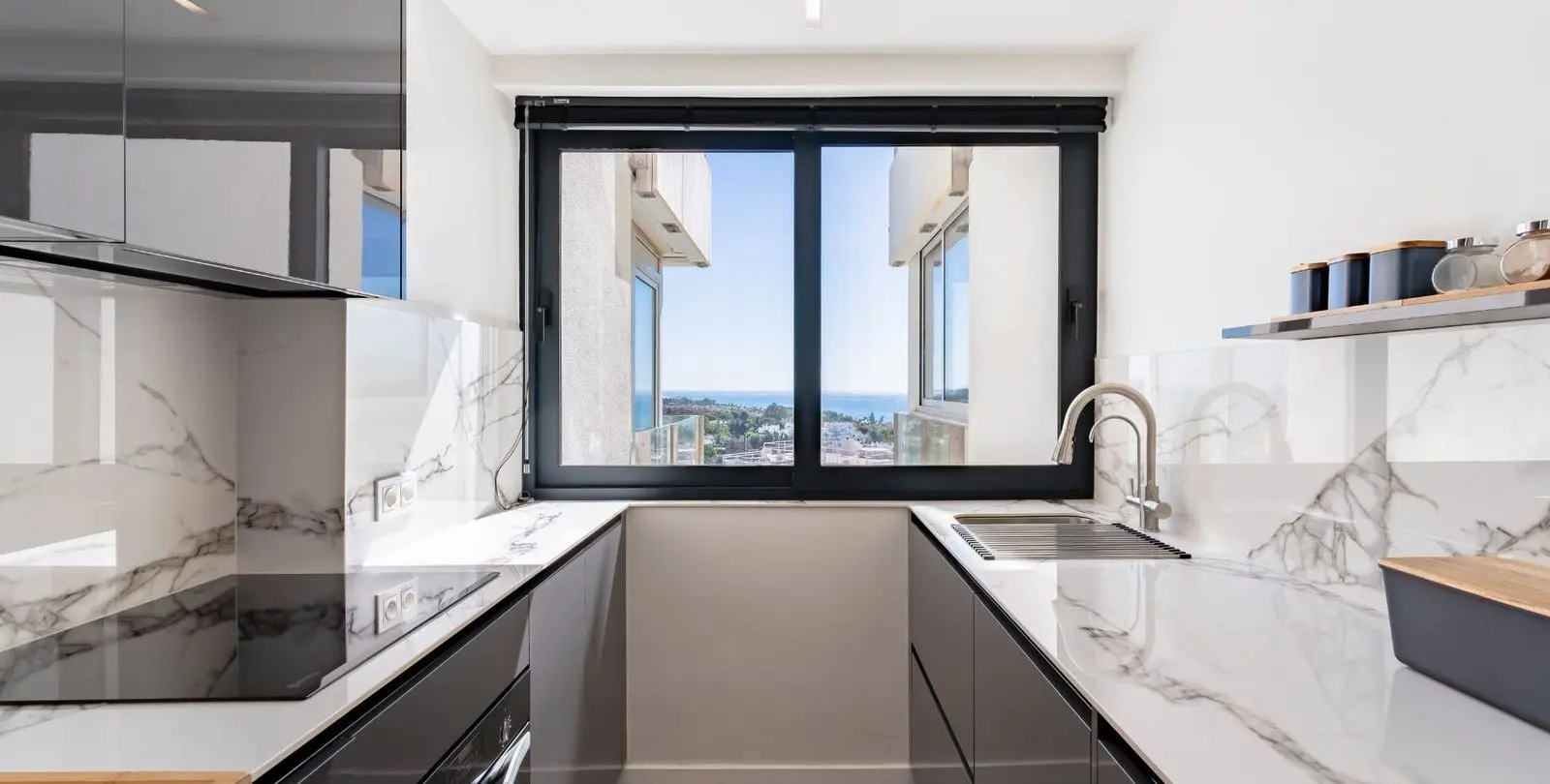 Venta de apartamento en planta media en Torre Real 10