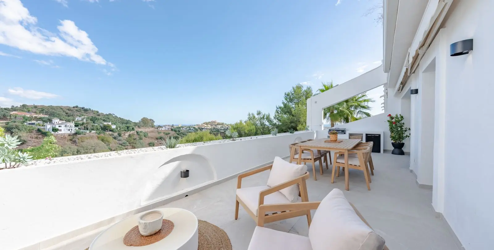Venta de apartamento en planta media en La Quinta 1
