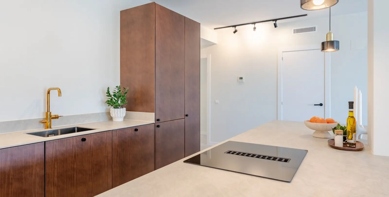 Venta de apartamento en planta media en La Quinta 5