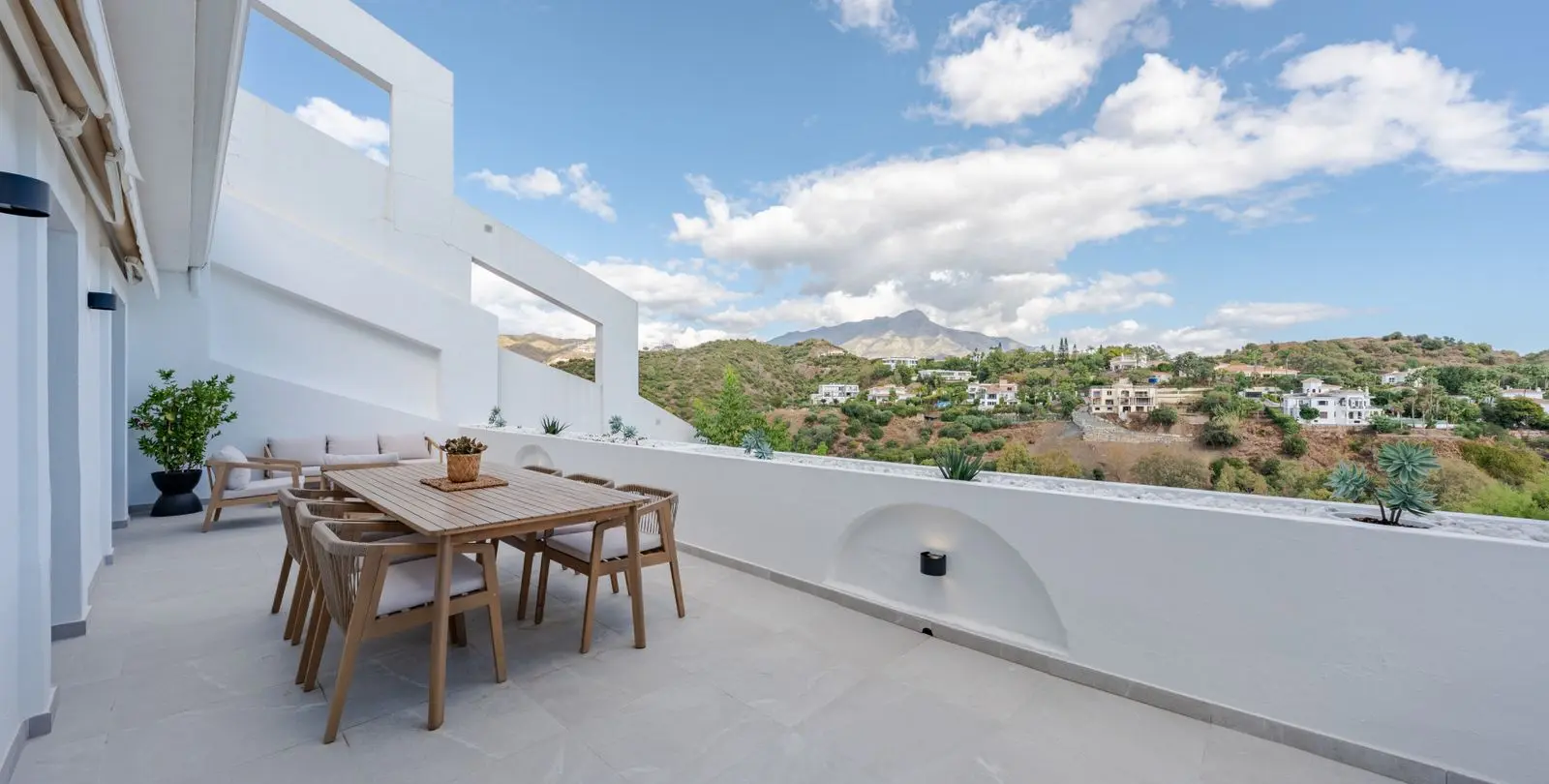 Venta de apartamento en planta media en La Quinta 9