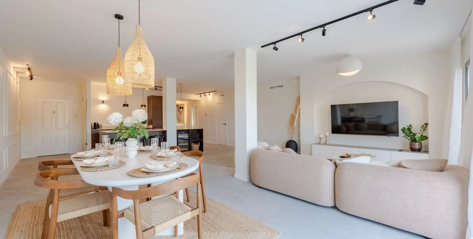 Venta de apartamento en planta media en La Quinta 11