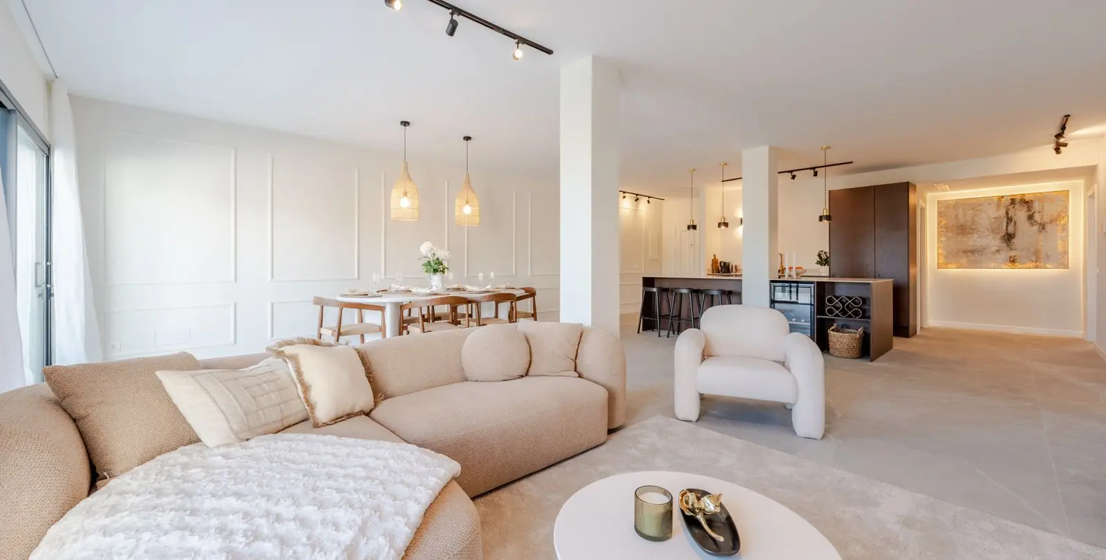 Venta de apartamento en planta media en La Quinta 13