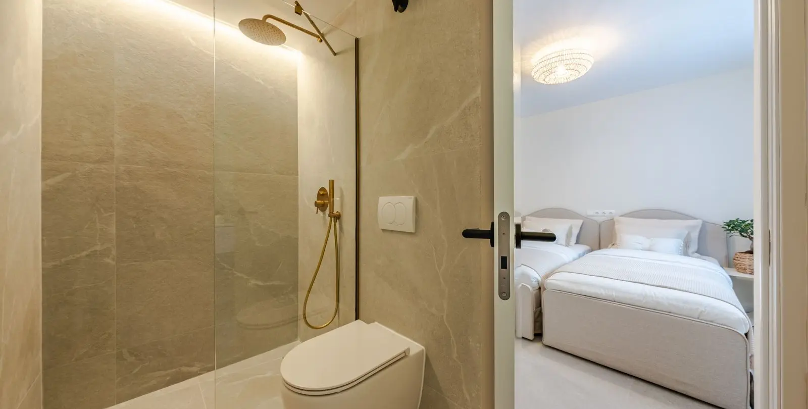 Venta de apartamento en planta media en La Quinta 17