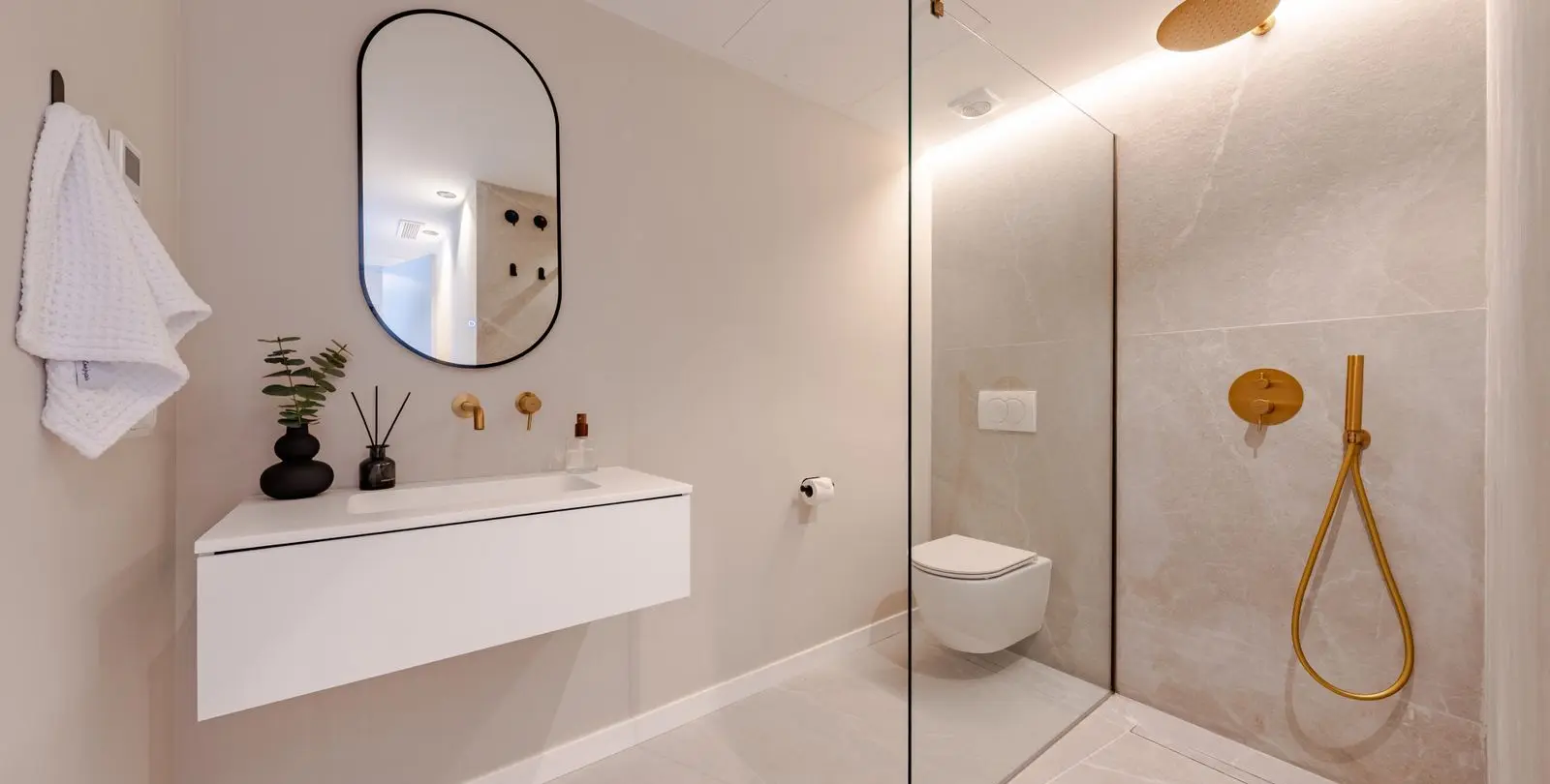 Venta de apartamento en planta media en La Quinta 21