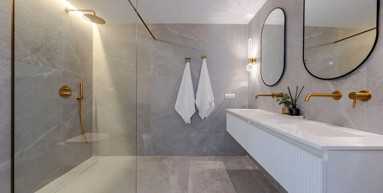 Venta de apartamento en planta media en La Quinta 23