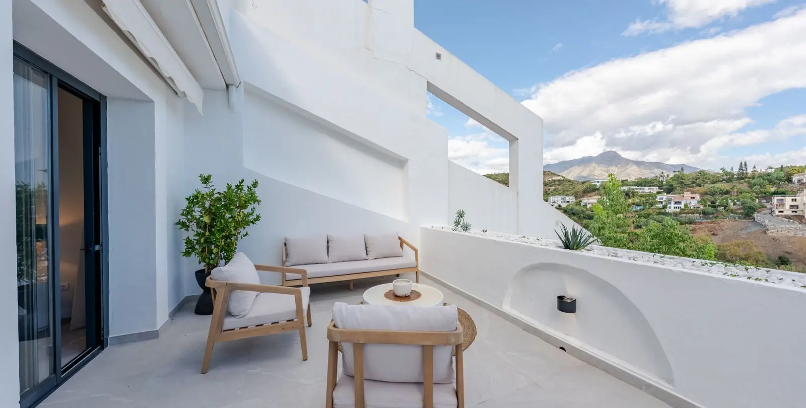 Venta de apartamento en planta media en La Quinta 25