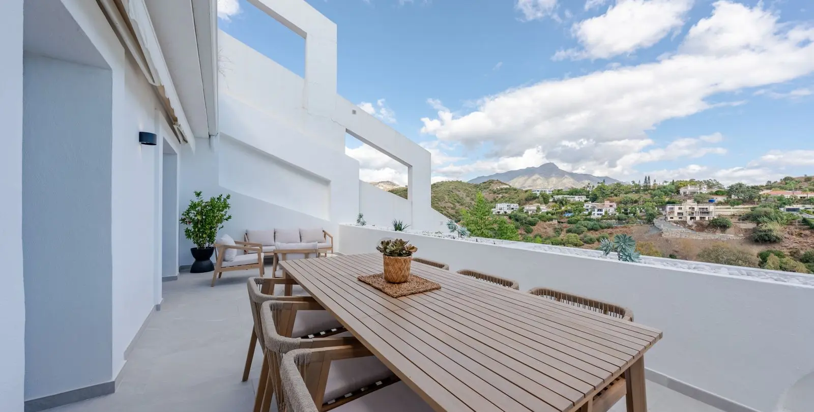 Venta de apartamento en planta media en La Quinta 26