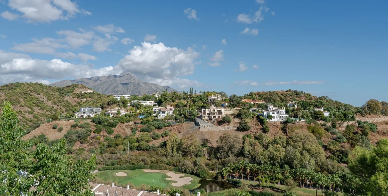 Venta de apartamento en planta media en La Quinta 28