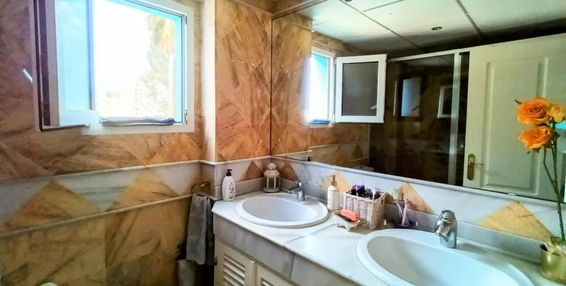 Продажа дома на две семьи в Guadalmar 21