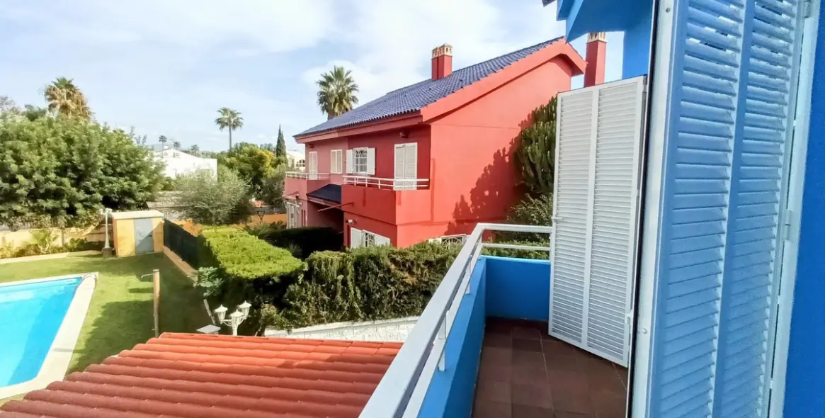 Продажа дома на две семьи в Guadalmar 27