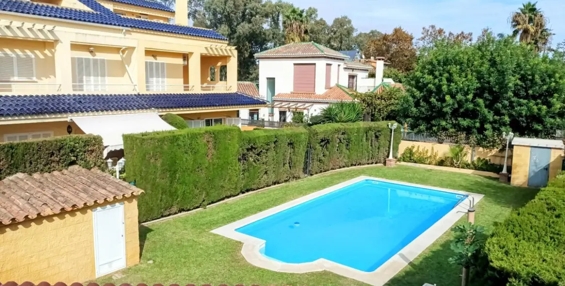 Продажа дома на две семьи в Guadalmar 28