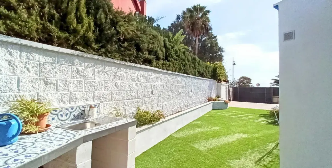 Продажа дома на две семьи в Guadalmar 41