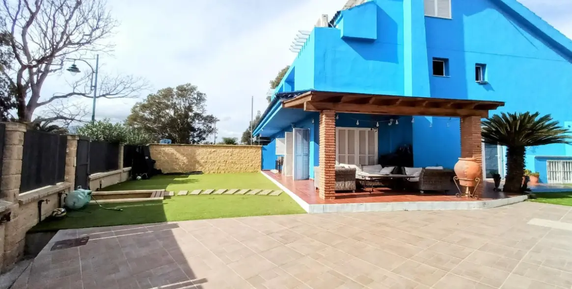 Продажа дома на две семьи в Guadalmar 45