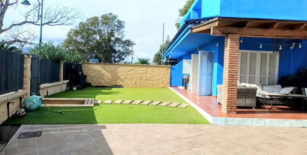 Продажа дома на две семьи в Guadalmar 46