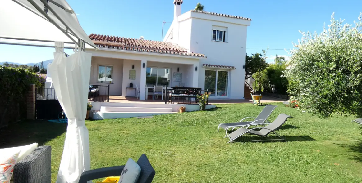 Продажа  отдельно стоящей виллы в San Pedro de Alcántara (район San Pedro de Alcántara) 1