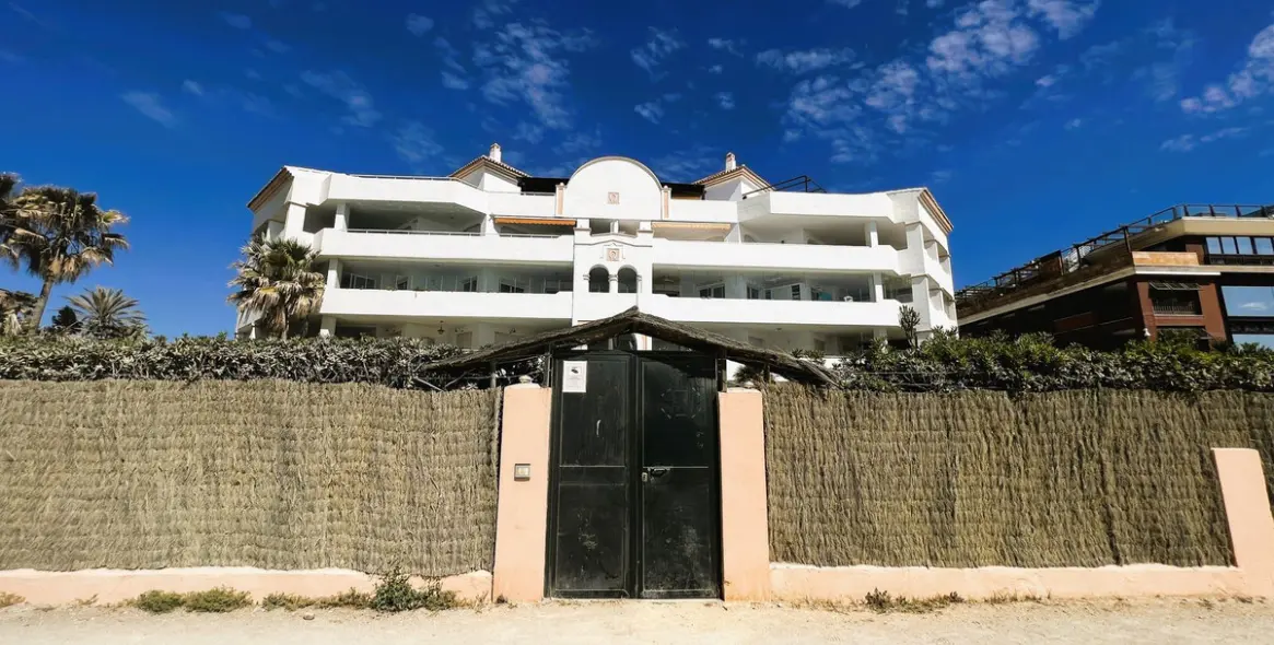 Sale of middle floor apartment in Puerto Banús 1