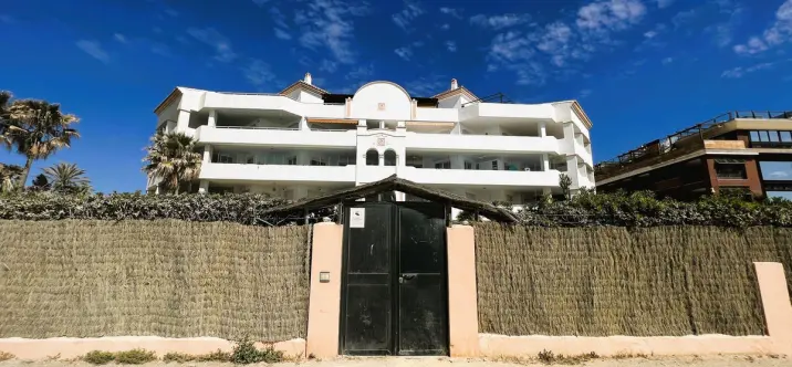 Sale of middle floor apartment in Puerto Banús 0