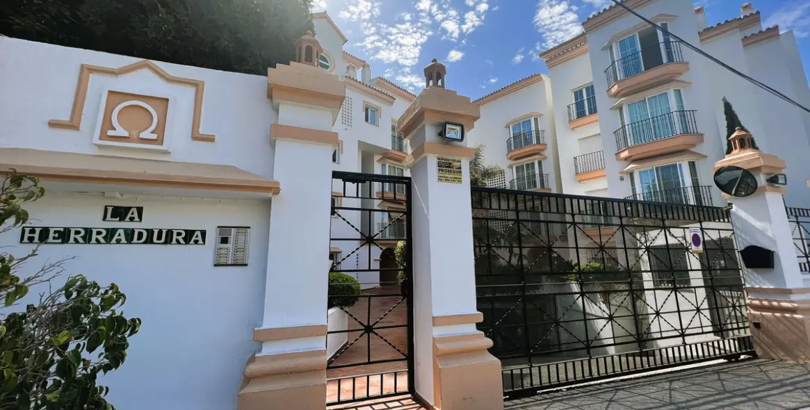 Sale of middle floor apartment in Puerto Banús 2