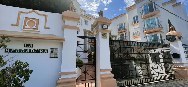 Sale of middle floor apartment in Puerto Banús 1