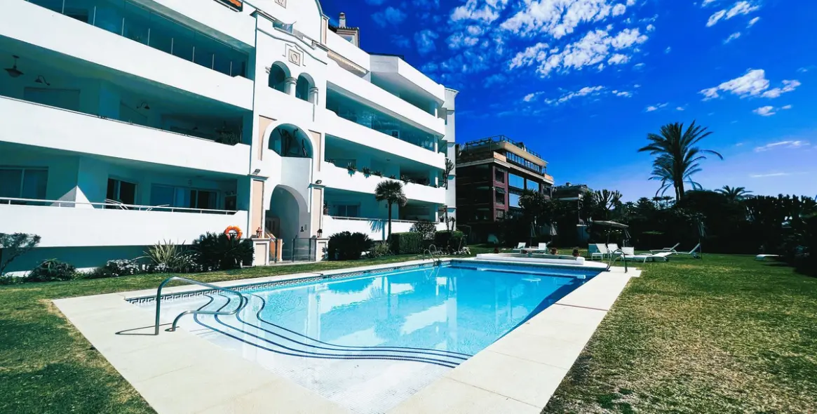 Sale of middle floor apartment in Puerto Banús 3