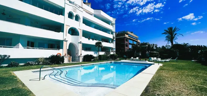 Sale of middle floor apartment in Puerto Banús 2