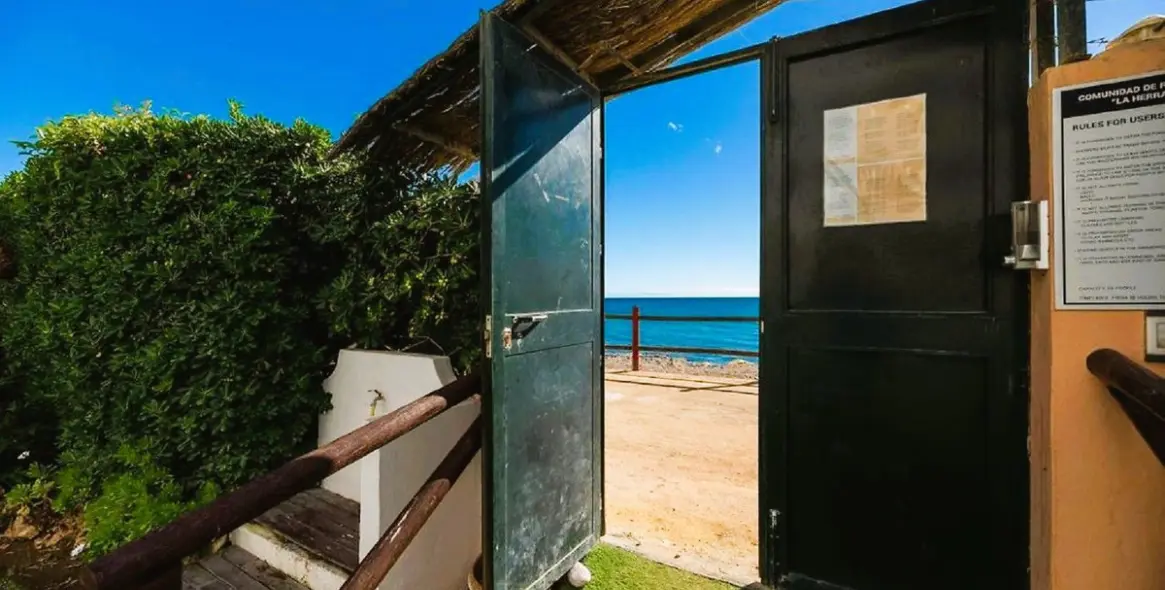 Sale of middle floor apartment in Puerto Banús 4