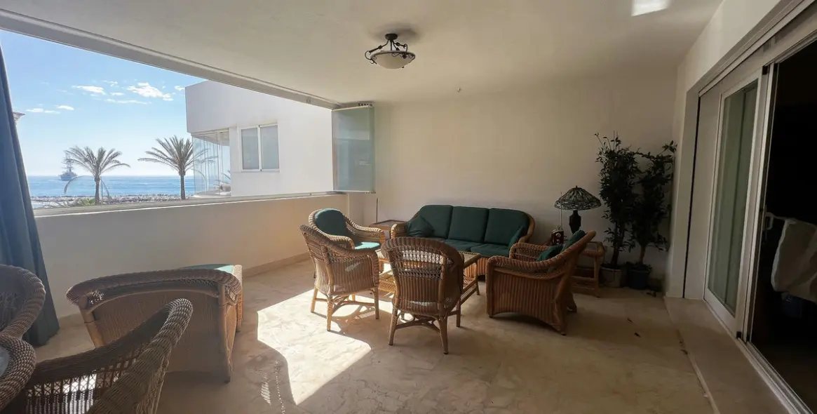 Sale of middle floor apartment in Puerto Banús 8