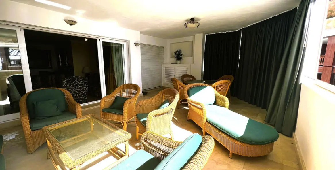 Sale of middle floor apartment in Puerto Banús 11