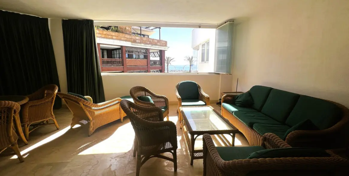 Sale of middle floor apartment in Puerto Banús 12