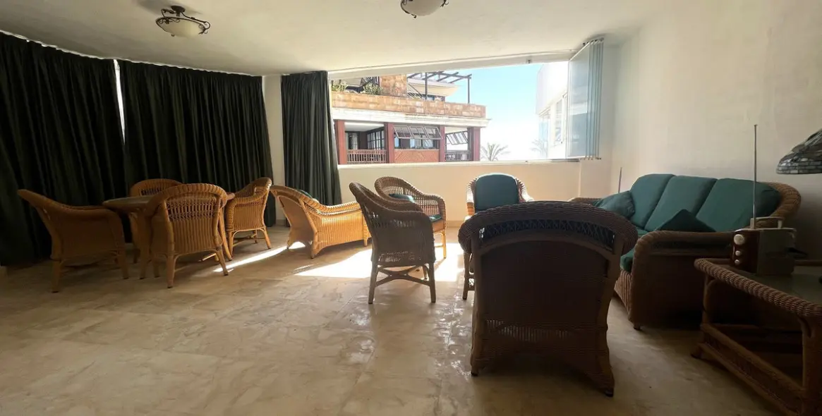 Sale of middle floor apartment in Puerto Banús 13