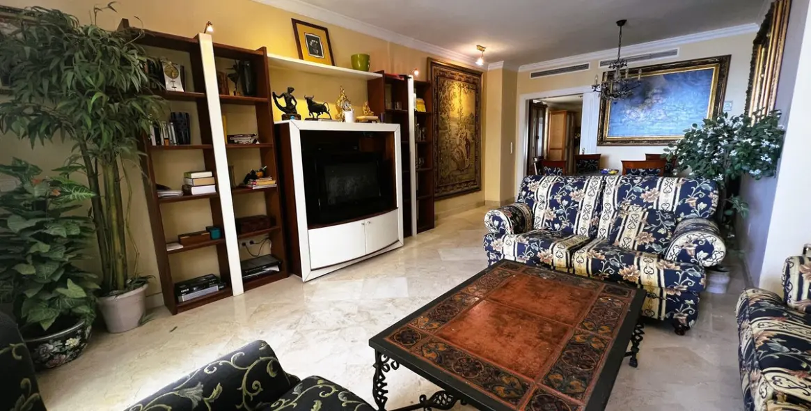 Sale of middle floor apartment in Puerto Banús 19