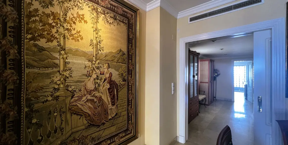 Venta de apartamento en planta media en Puerto Banús 21