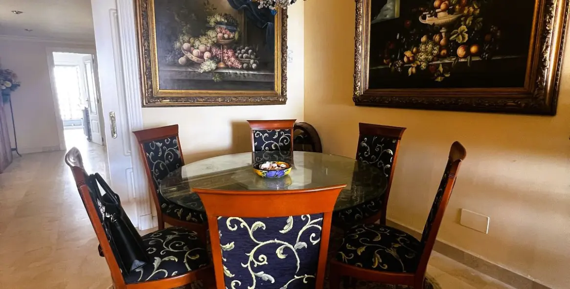 Venta de apartamento en planta media en Puerto Banús 22