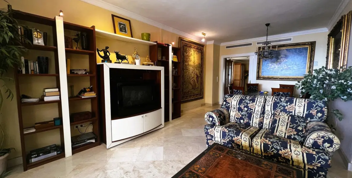 Venta de apartamento en planta media en Puerto Banús 23