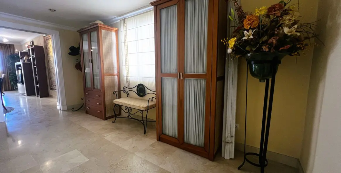 Venta de apartamento en planta media en Puerto Banús 24