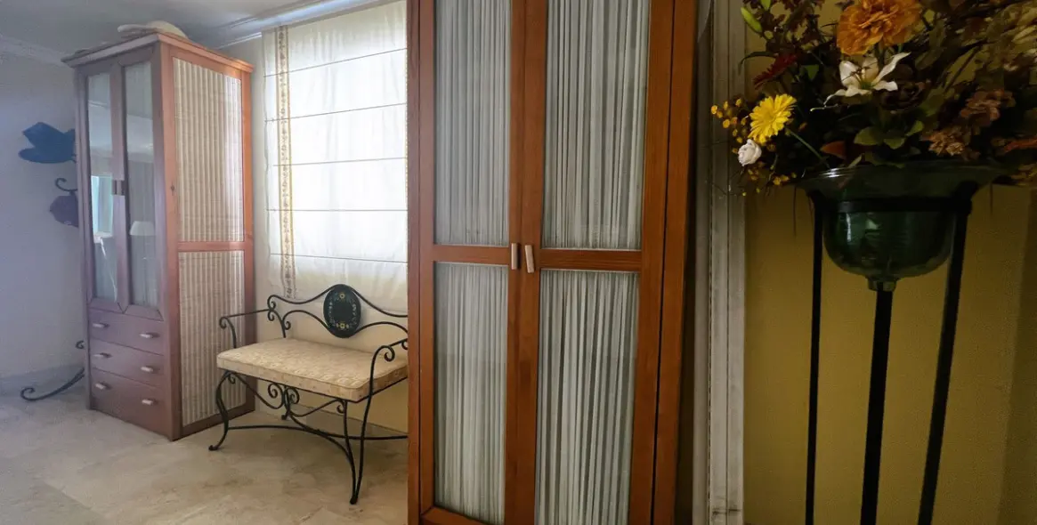 Venta de apartamento en planta media en Puerto Banús 25