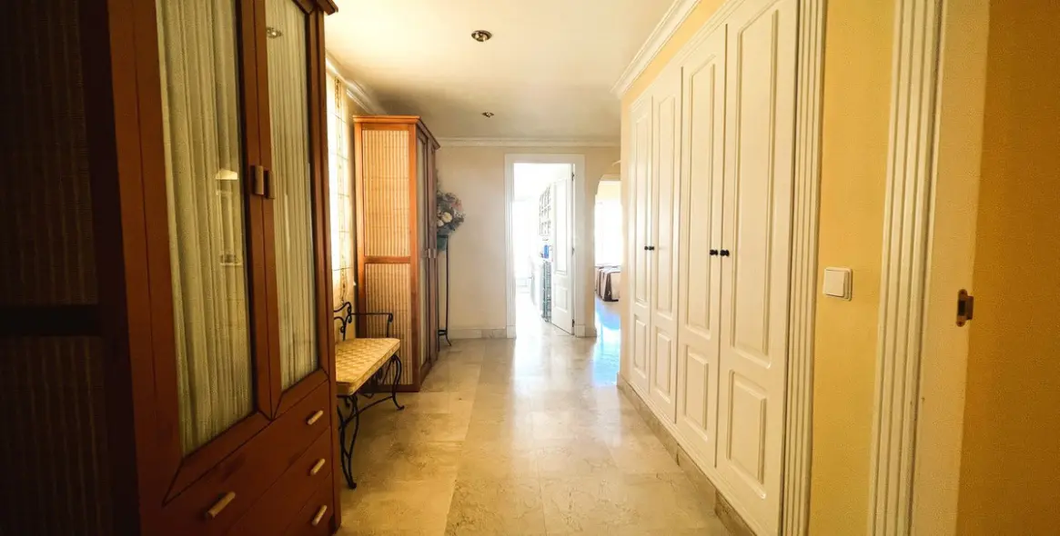 Venta de apartamento en planta media en Puerto Banús 26