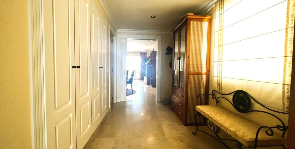 Venta de apartamento en planta media en Puerto Banús 27