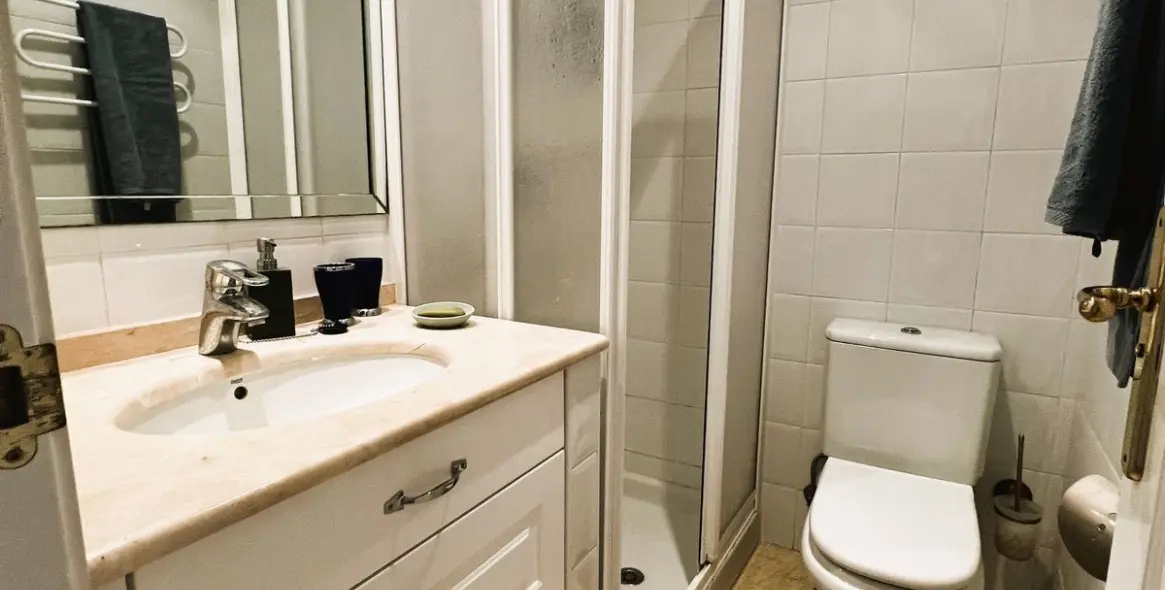 Venta de apartamento en planta media en Puerto Banús 28