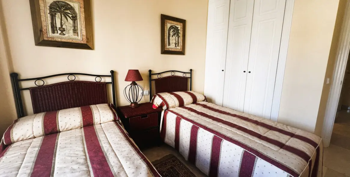 Venta de apartamento en planta media en Puerto Banús 30