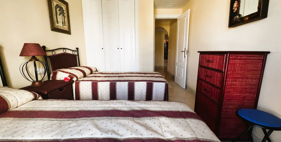 Venta de apartamento en planta media en Puerto Banús 31