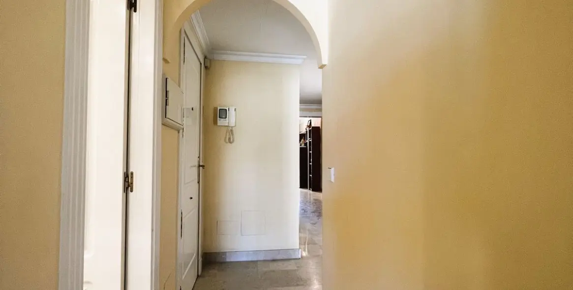 Venta de apartamento en planta media en Puerto Banús 32