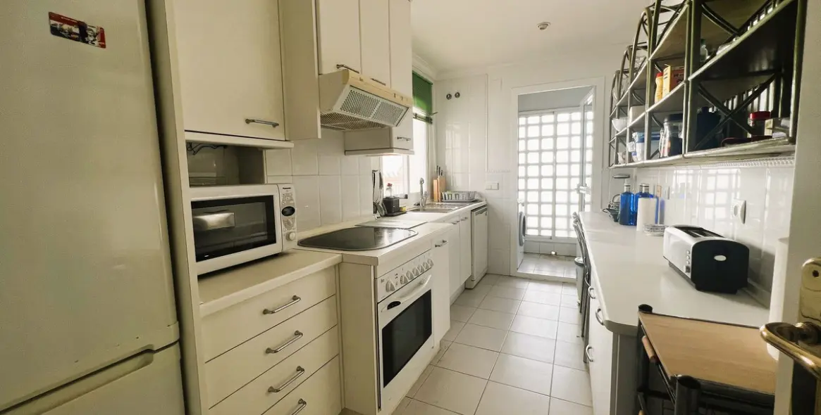 Venta de apartamento en planta media en Puerto Banús 33